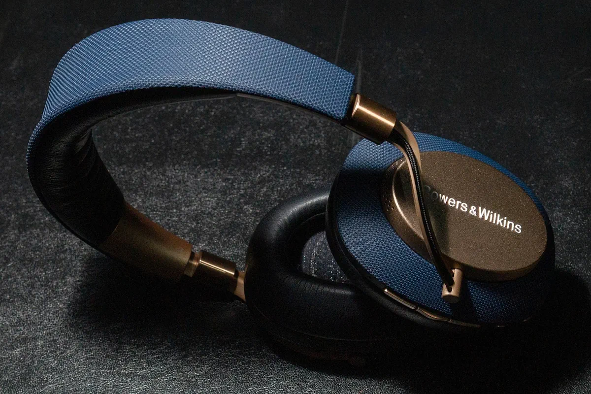 bowers & wilkins px8