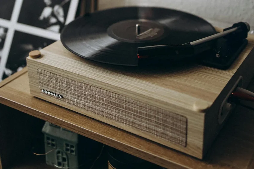 skivspelare med högtalare